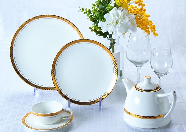 OEM ODM 8.25 Inch Ceramic White Plates With Gold Trim